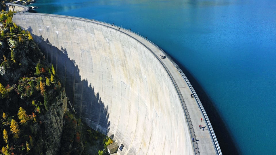 Drohnenaufnahme der Staumauer in Finhaut, Wallis.