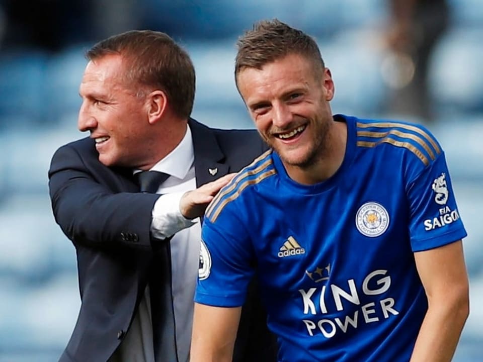 Leicester-Trainer Brendan Rodgers und Stürmer Jamie Vardy lachen.