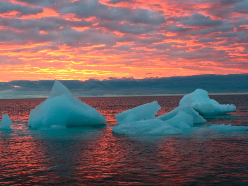 Der Klimawandel bedeutet auch, dass die Pole immer weniger Wasser binden. Esberge treiben im arktischen Meer vor Alaska.