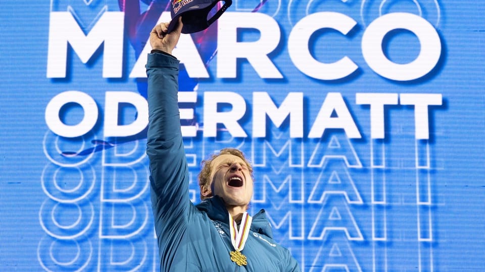Marco Odermatt streckt seinen Hut vor Freude in die Höhe
