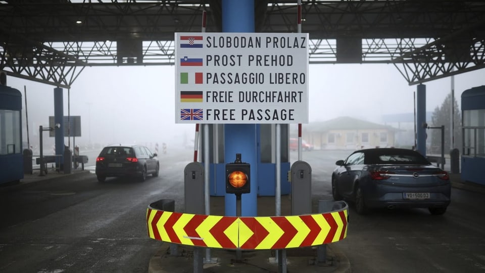 Grenzübergang in Kroatien mit einem Strassenschild, dass eine freie Durchfahrt anzeigt.