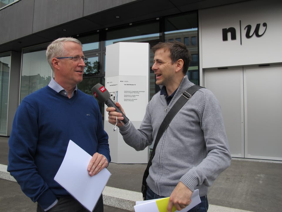 Radio SRF-Reporter mit dem Direktor der Hochschule Wirtschaft, Ruedi Nützi.