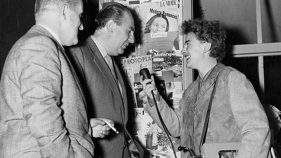 Korrespondentin Annemarie Schwyter bei einem Interview in Spanien (1956).