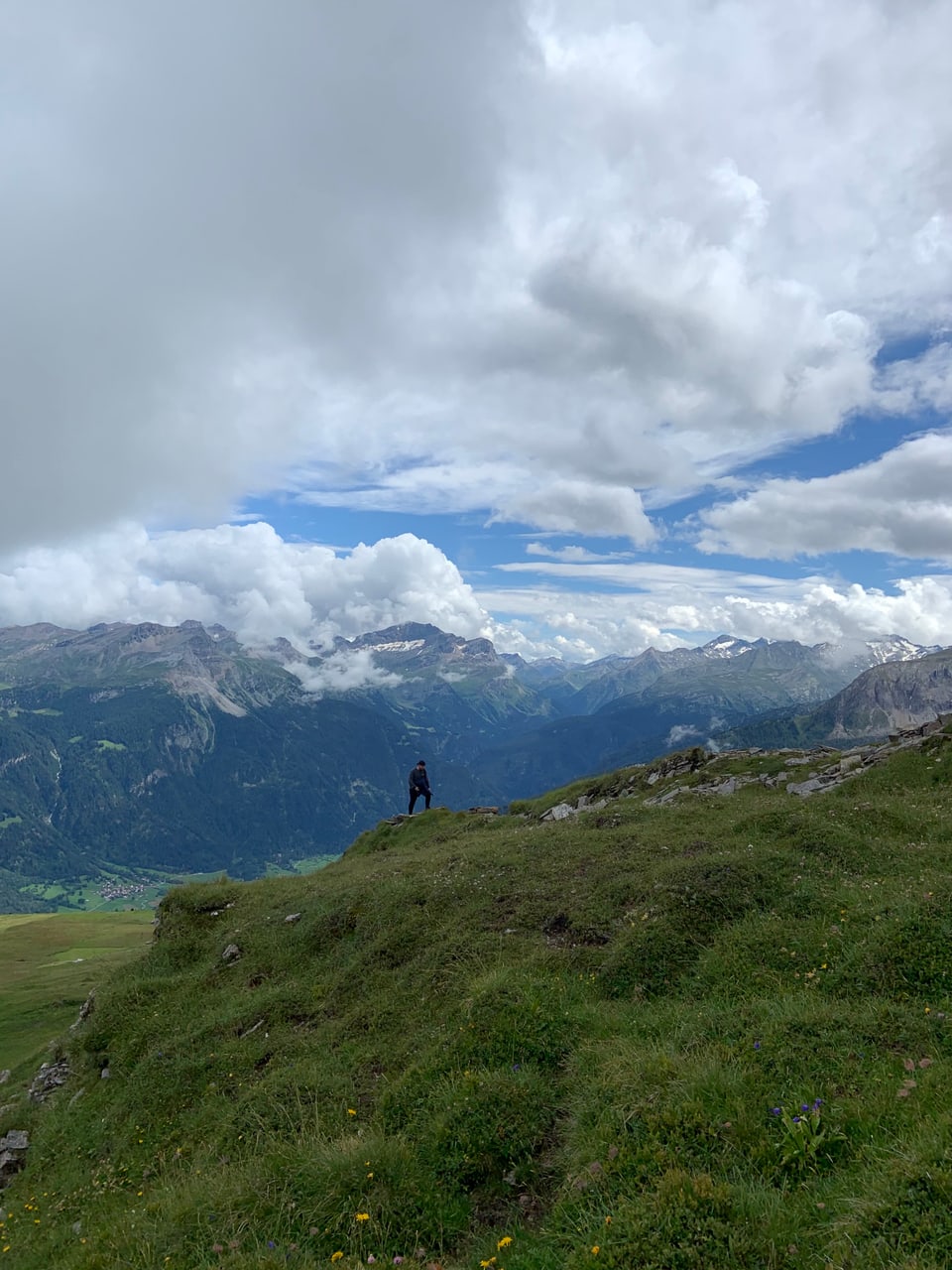 Viandar tras las muntognas da la Val Schons e giudair la vista Viandar tras las muntognas da la Val Schons e giudair la vista