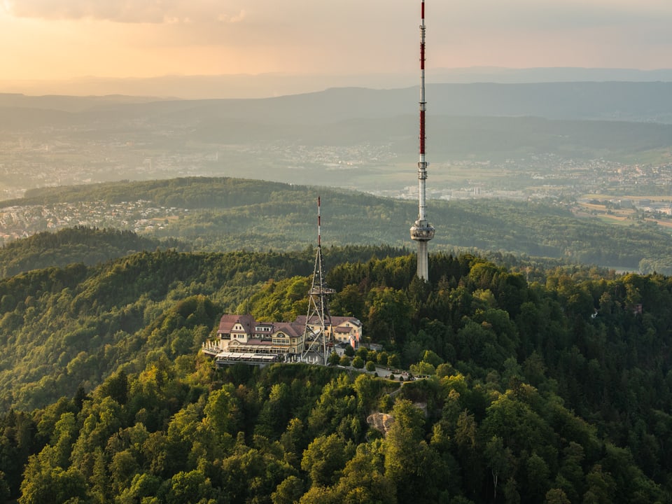 Diese Stimmung!  Das SRF 3 Showcase im Uetliberg-Sendeturm vom Helikopter aus gesehen.