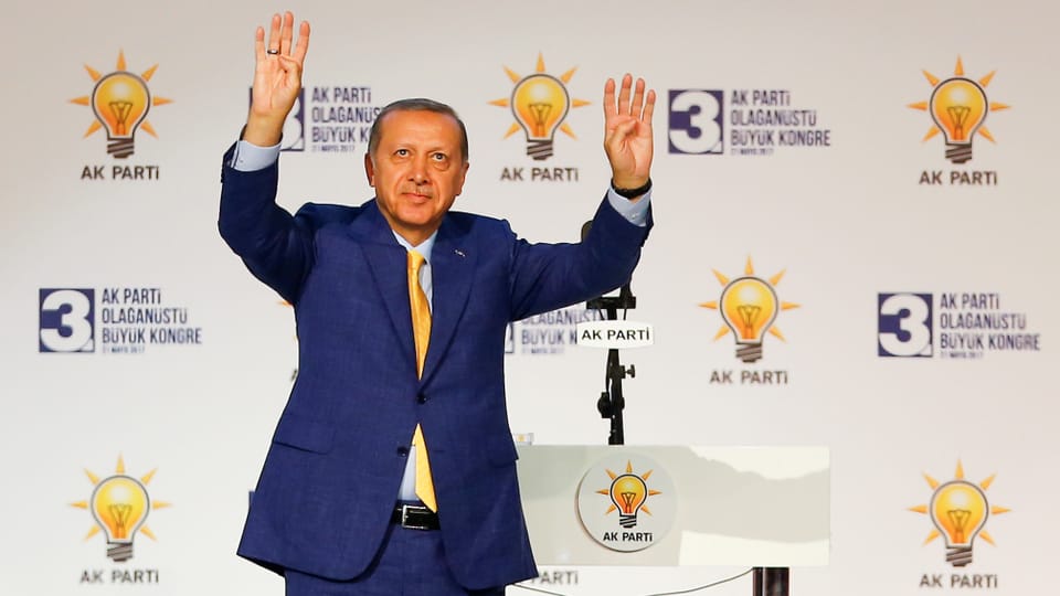 Erdogan mit erhobenen Händen.