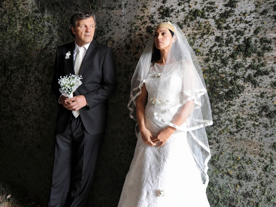 Emir Kusturica und Monica Bellucci in Hochzeitskleidern.