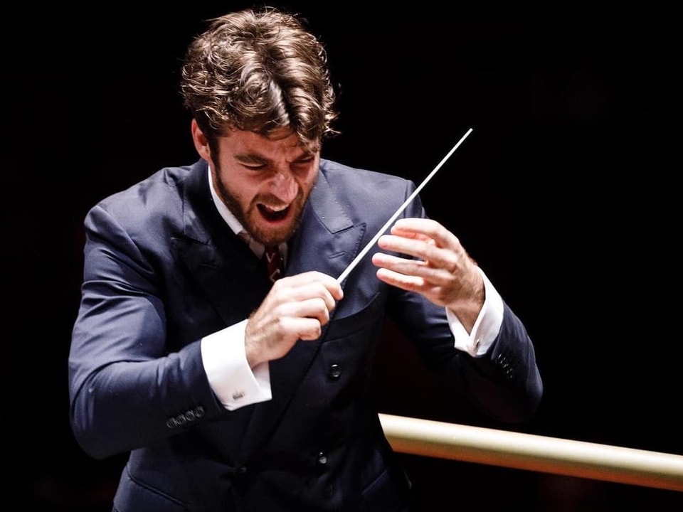 Lorenzo Viotti in seinem Element Mann mit Dirigentenstab