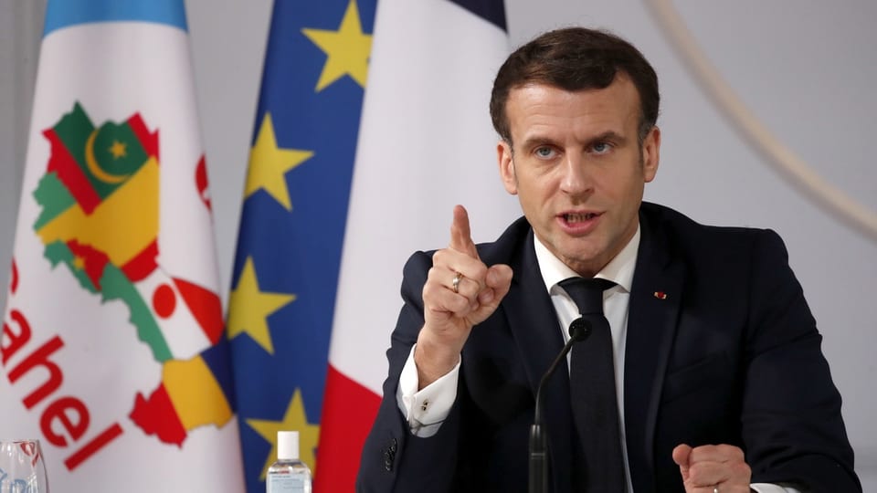 Emmanuel Macron erhebt den Zeigefinger.