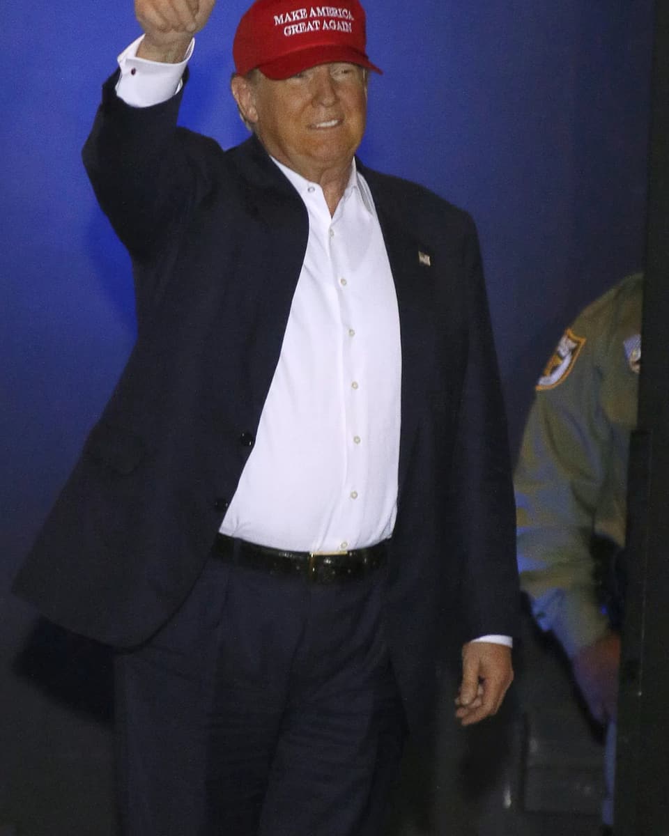 Trump mit Cap und offenem Hemd