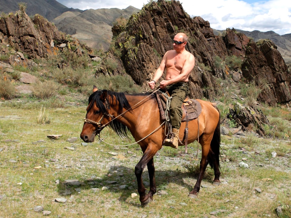 Wladimir Putin auf einem Reitausflug im Kaukasus 2006. Er reitet oben ohne.