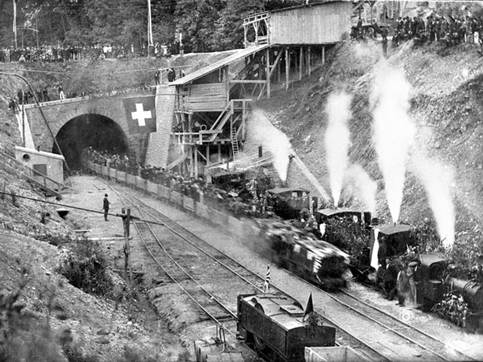 Lokomotiven erreichen die Nordseite des Tunnels an der Durchschlagsfeier 1914.