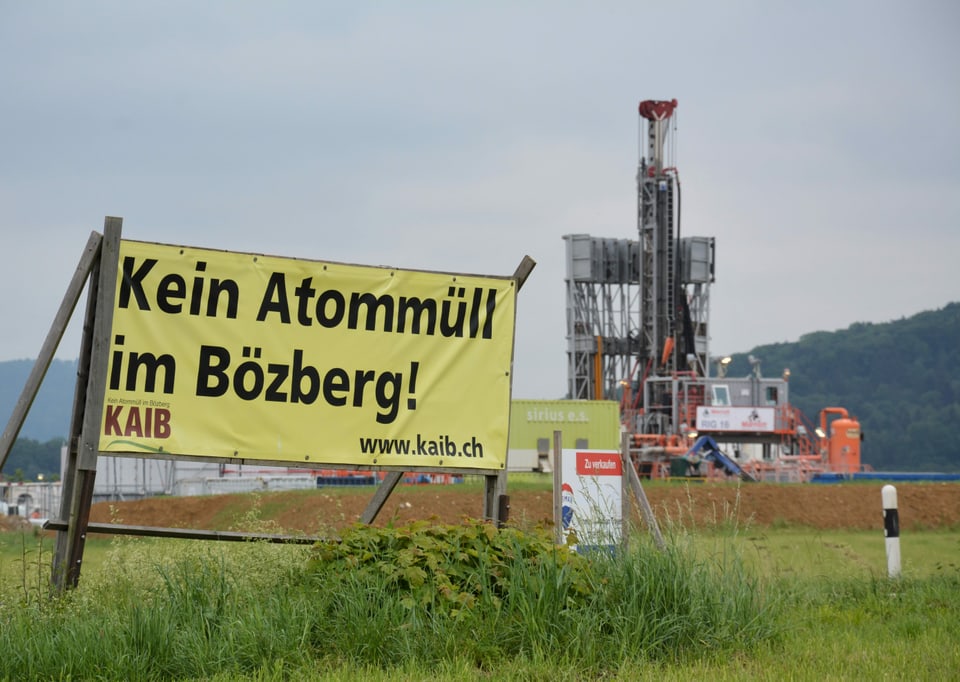 Ein Banner mit dem Schriftzug «Kein Atommüll im Bözberg» steht auf einer Wiese.