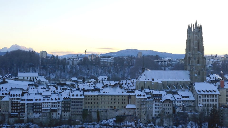 Das Freiburger Burgquartier mit der Kathedrale, Schnee auf den Dächern.