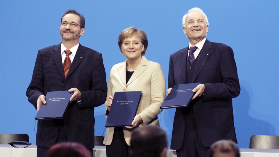 Matthias Platzeck (SPD), Angela Merkel (CDU) und Edmund Stoiber (CSU) präsentieren 2005 den Koalitionsvertrag.