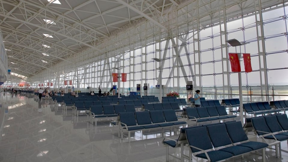 Flughafenterminal mit China-Fahnen am Rand