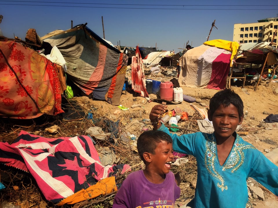 Zwei Kinder in den Slums