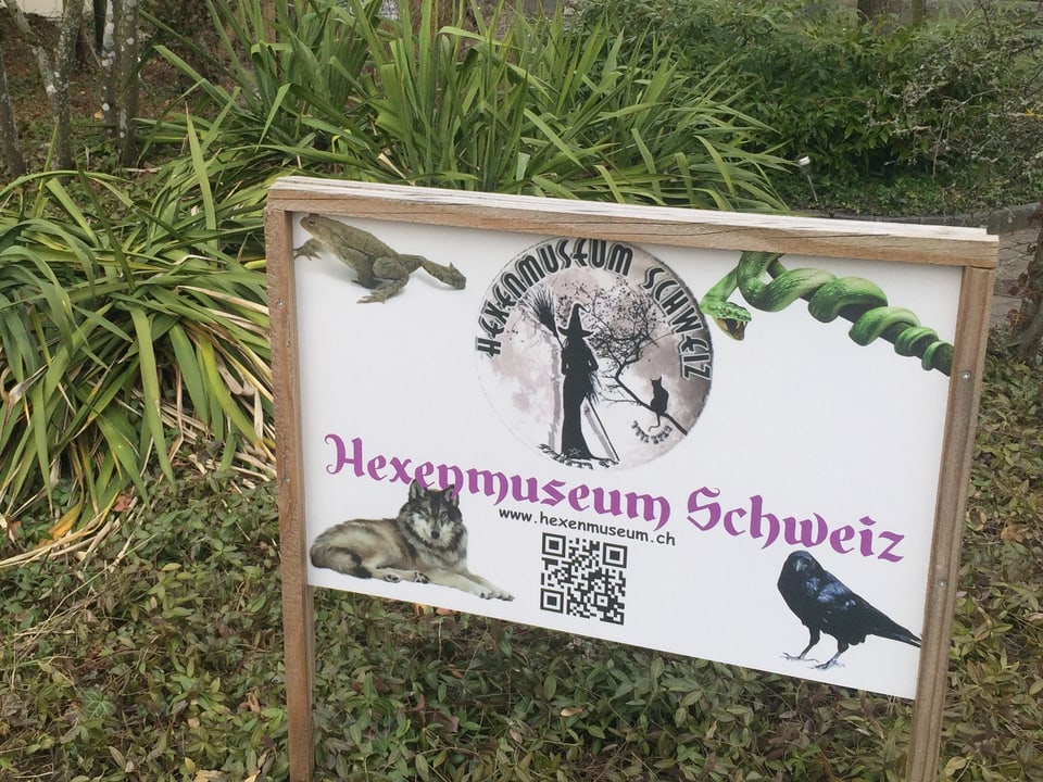 Schild vor dem Hexenmuseum.