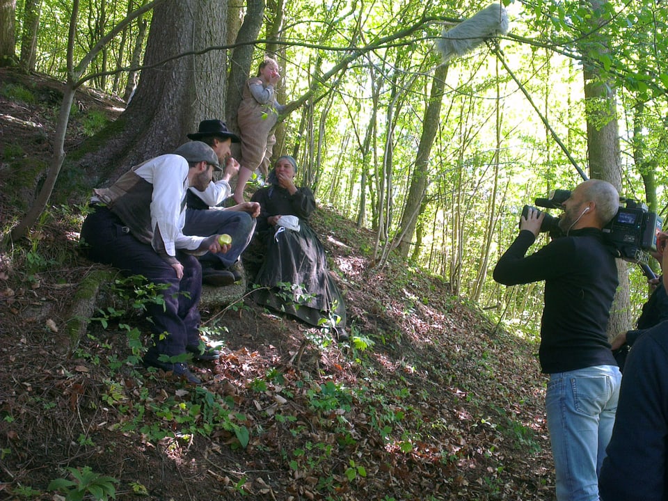 Familie Büchi und Fabio im Wald, Kameramann filmt sie beim Znüni
