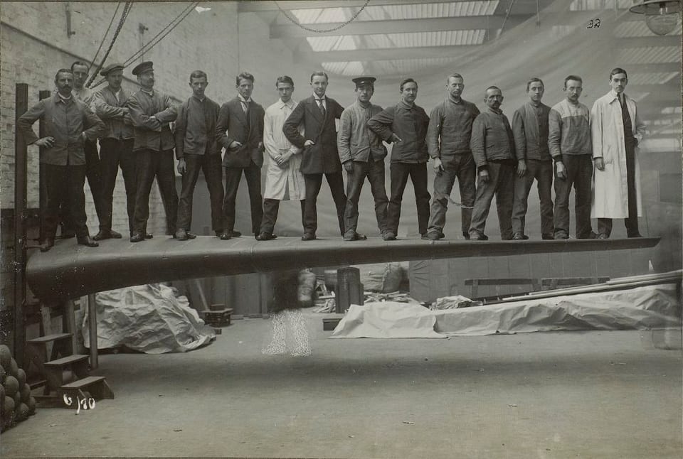 Ingenieure, Piloten und Mechaniker um 1919  in einer Junkers Werkstätte in Deutschland. 