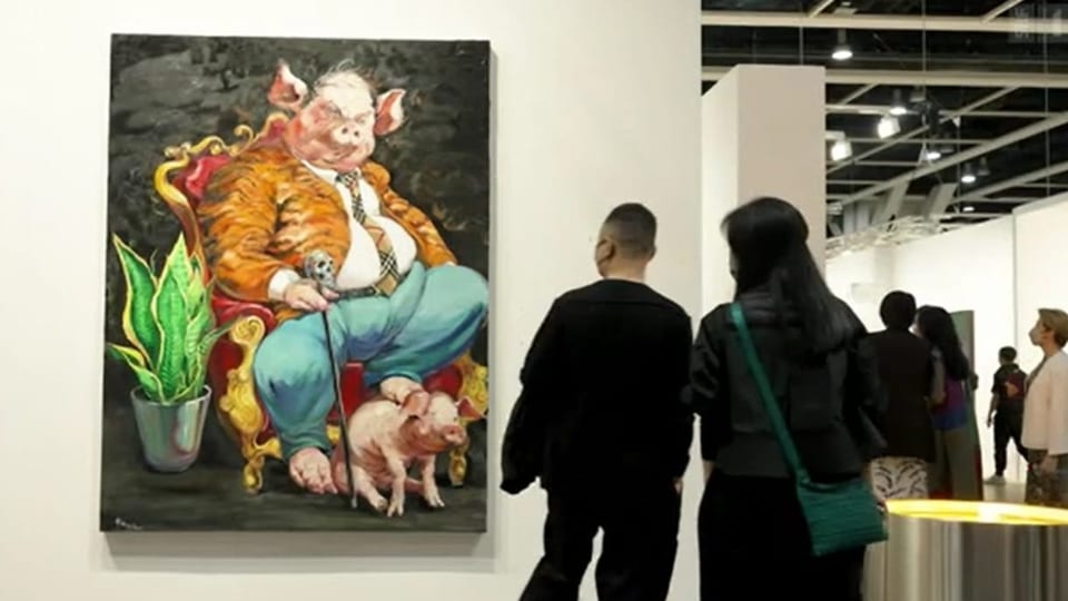 Zwei Menschen vor einem Bild, auf dem ein Schwein in Hose und Anzug zu sehen ist.