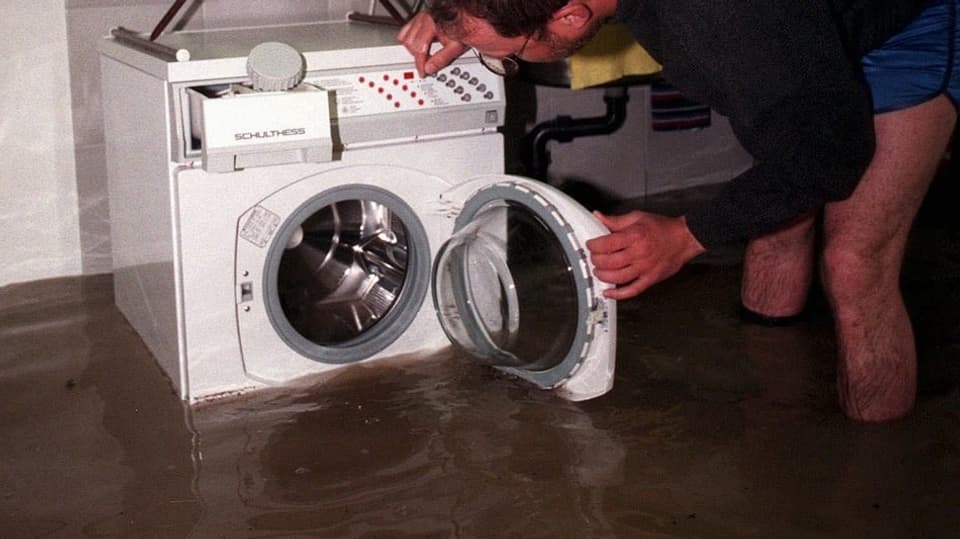 Waschmaschine in Keller mit Hochwasser. 