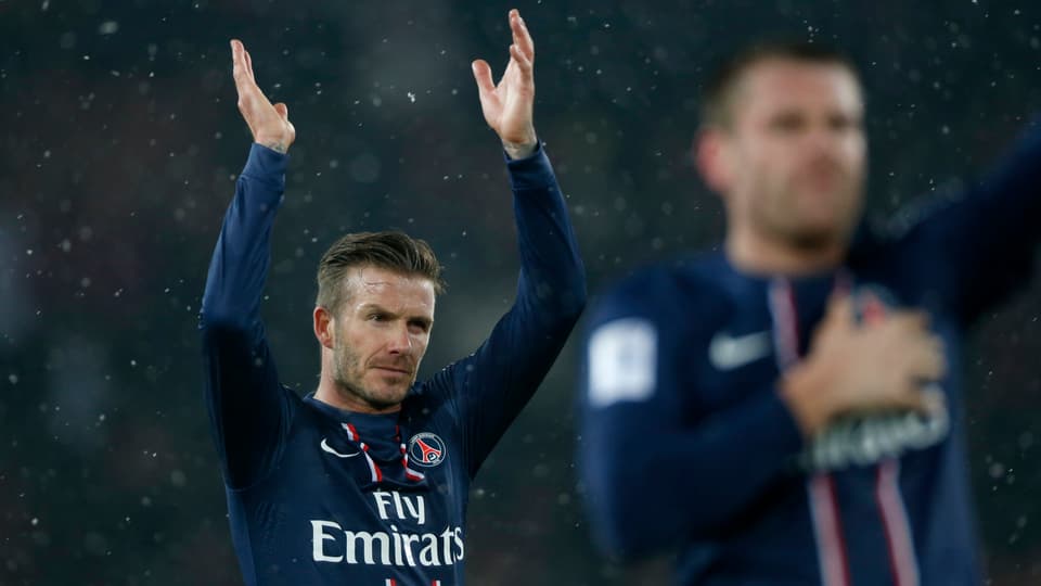 Von den Fans frenetisch empfangen bedankt sich Beckham nach der Partie bei den PSG-Supportern für die Unterstützung.