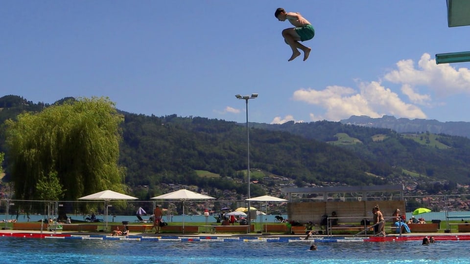 Sprungturm in einer Badi