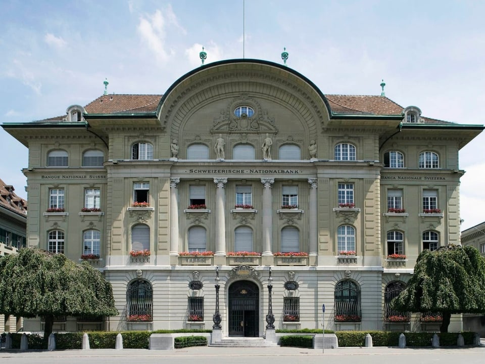 Das Hauptgebäude der Schweizerischen Nationalbank in Bern. Blick vom Platz auf die Fassade.