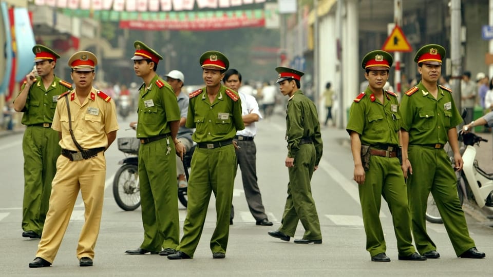 Eine Gruppe vietnamesischer Polizisten