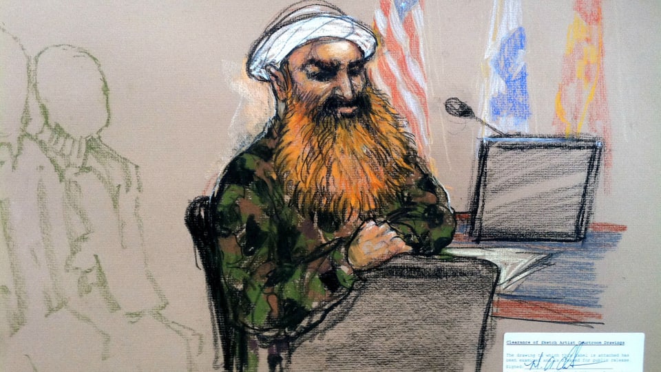 Gezeichnetes Bild von einem Mann mit einem langen Bart und einem Turban vor Gericht.