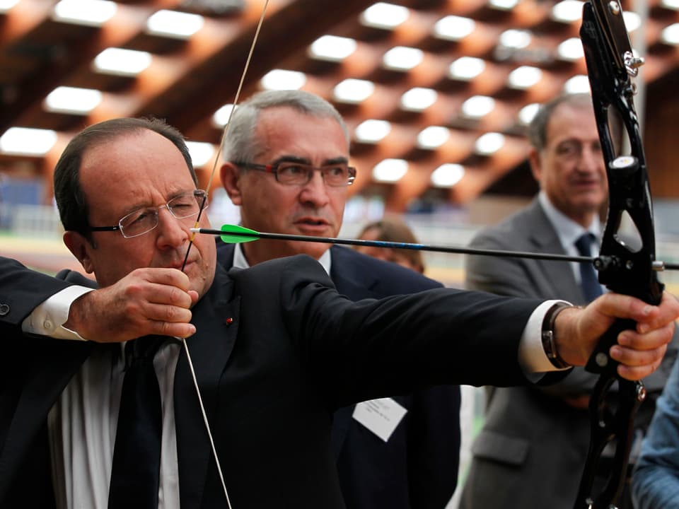 François Hollande beim Bogenschiessen. 