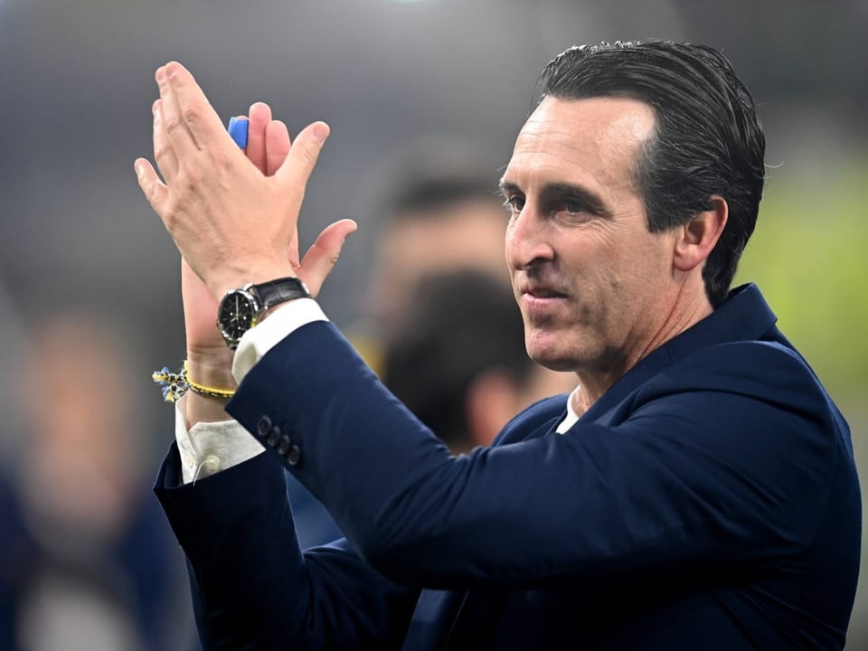 Unai Emery klatscht.