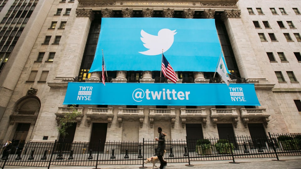 Twitter-Banner an der Fassade der Börse in New York.