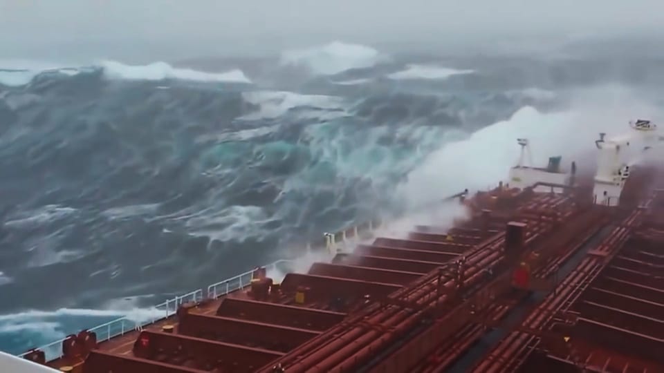 Riesige Welle vor einem Schiff