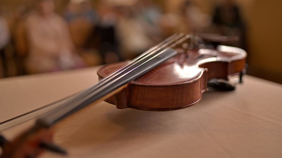 Eine Geige auf einem Tisch.