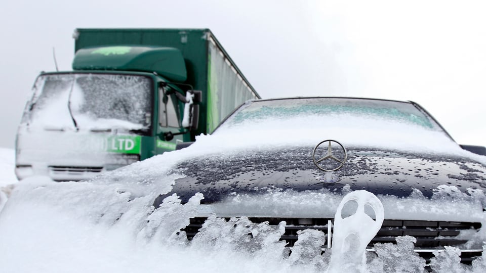Ein Lastwagen und ein PW von Mercedes mit vereisten Frontscheiben und Kühlergrill-