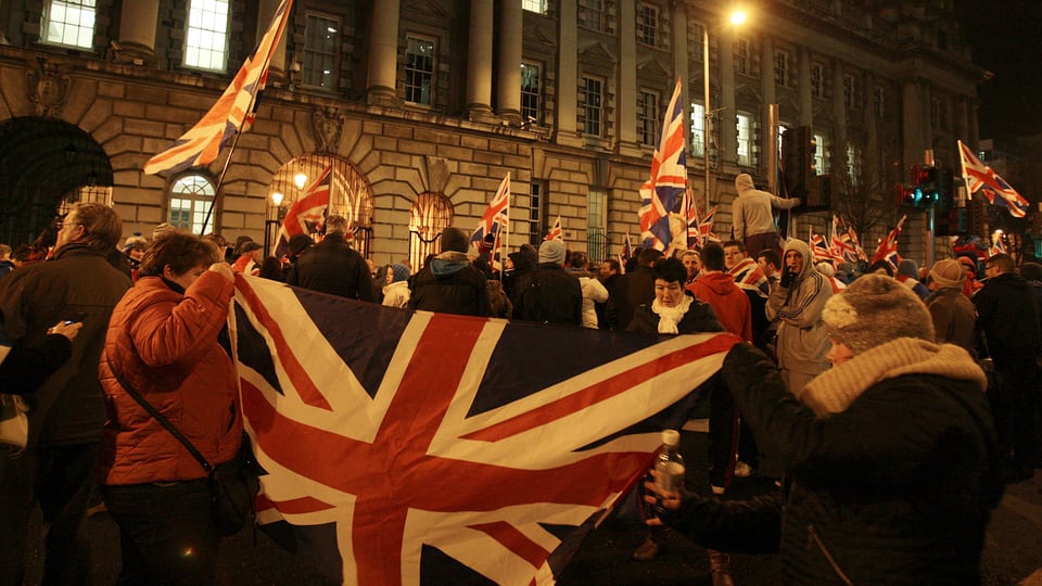 Demonstranten bei Nacht mit Union Jack.