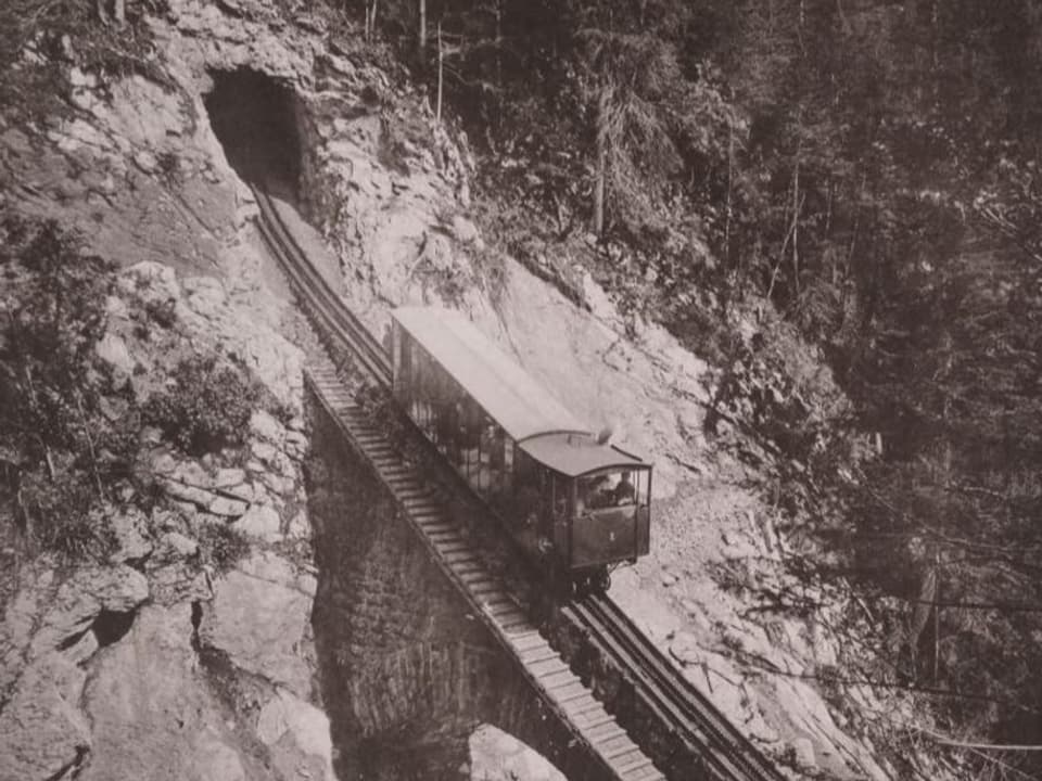Spektakulärer Streckenverlauf Dampfbetriebene Zahnradbahn auf den Pilatus um 1898.