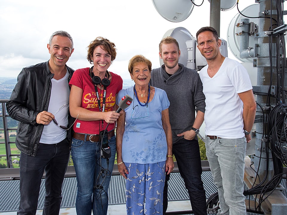 Ruth Nyfenegger (Mitte) mit Dani Fohrler, Joëlle Beeler, Stefan Siegenthaler und Adrian Küpfer auf dem Bantiger-Turm.