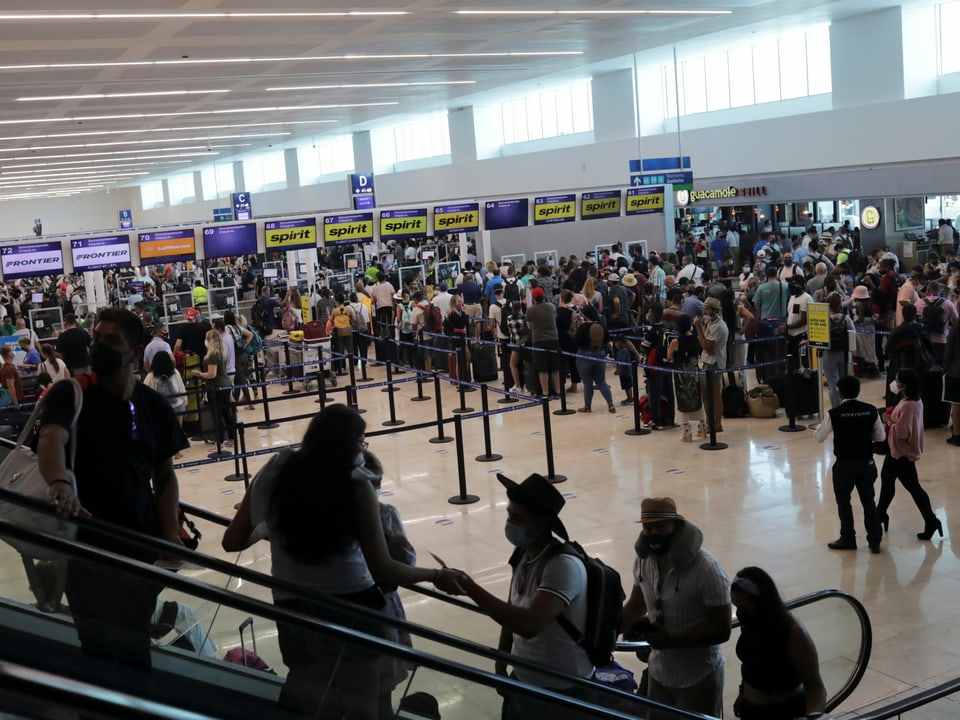 Menschenmasse in Wartehalle am Flughafen