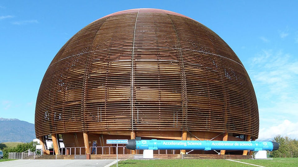 Die Holzkonstruktion des Globe of science and innovation des CERN, auch Palais d'equilibre genannt.