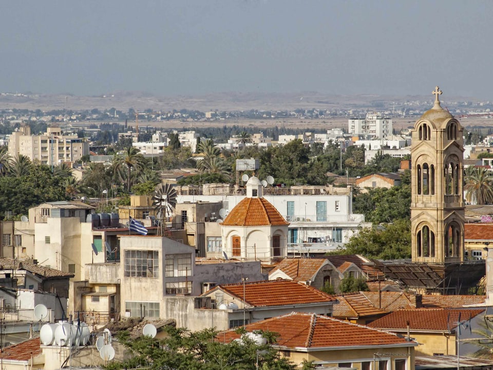 Die Dächer von Nikosia und gute Fernsicht