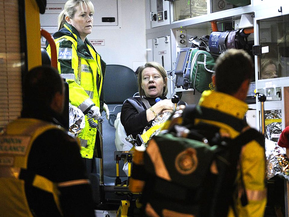 Verletzte Frau auf einer Bahre in einem Krankenwagen