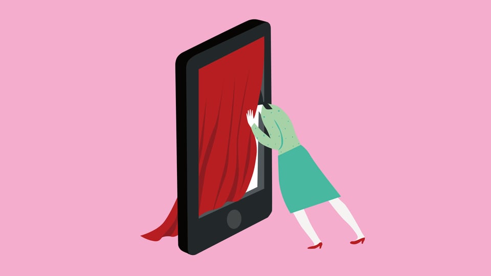 Eine Frau streckt ihren Kopf in einen Smartphone-Rahmen, der mit einem roten Vorhang bespannt ist.