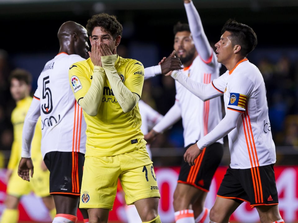 Valencias Spieler jubekn vor einem frustrierten Villarreal-Akteur