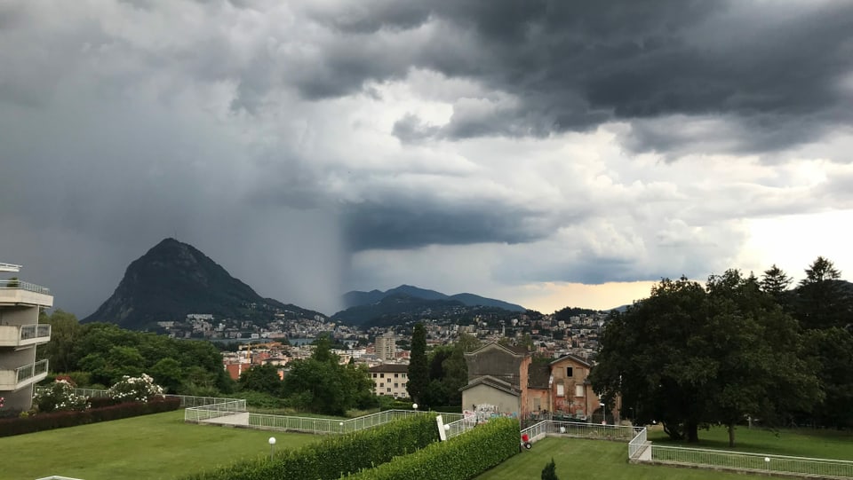 Regenzelle über dem Lago Maggiore.