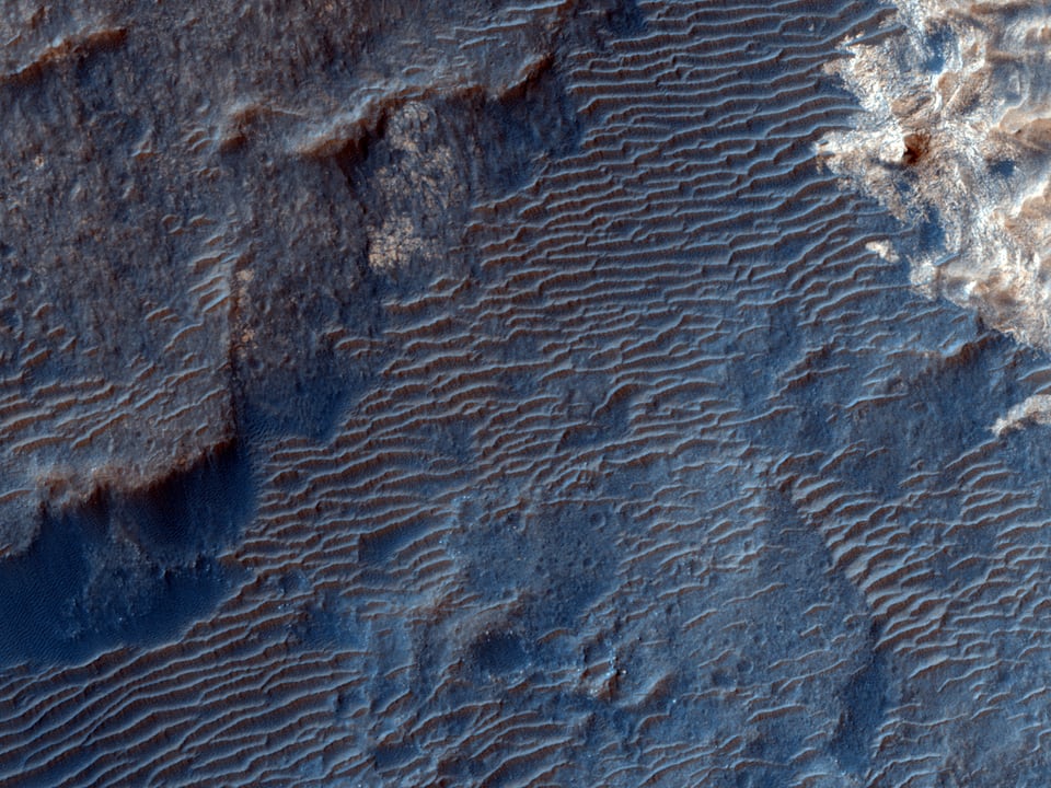 In diesem Gebiet innerhalb des Kraters, der einen Durchmesser von 280 Kilometern hat, erkennt man eine Formation mit vielen Rillen und Graten