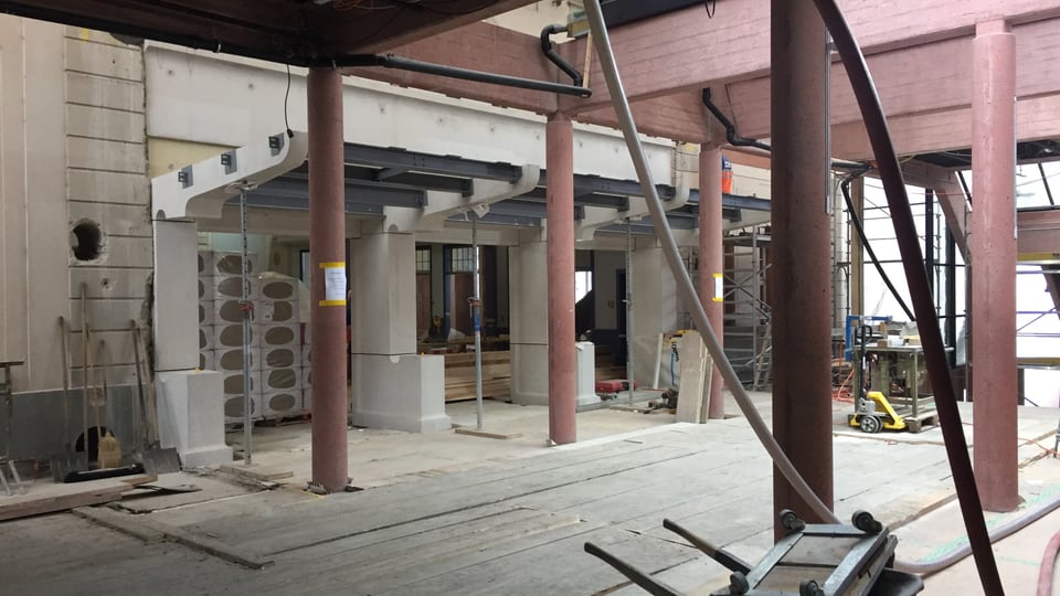 Säulen und Schläuche auf einer Baustelle.