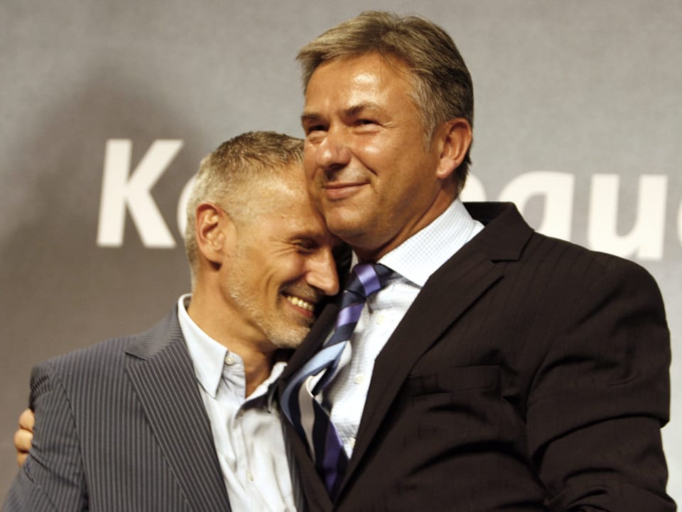 Wowereit umarmt seinen Partner Jörn Kubicki bei der Resultateverkündigung.